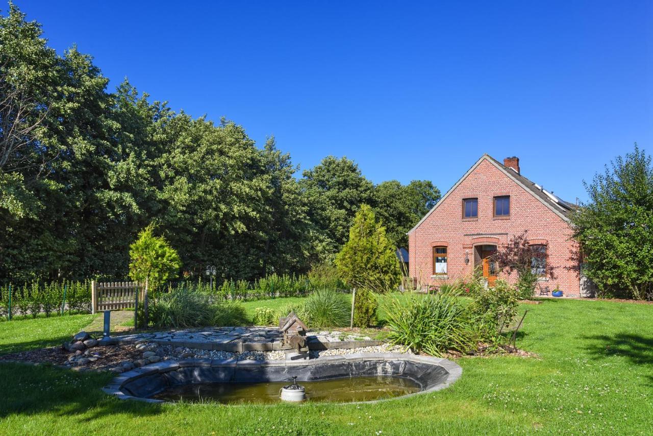 Ferienwohnungen Auf Dem Ferienhof Klein Husums Werdum Exterior foto